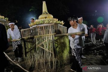 Ritual larung pelita purnama sidhi rangkaian perayaan Tri Suci Waisak di Magelang 