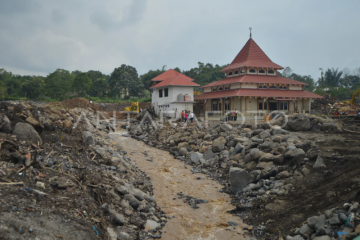 Normalisasi sungai aliran lahar dingin Gunung Marapi