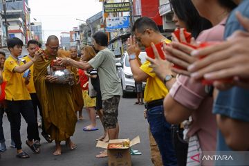 Antusiasme umat Buddha saat prosesi Pindapata Waisak di Makassar