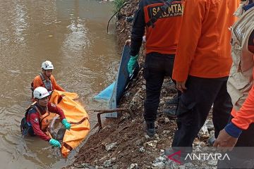 Tim SAR evakuasi korban tenggelam di Kali Pesanggrahan