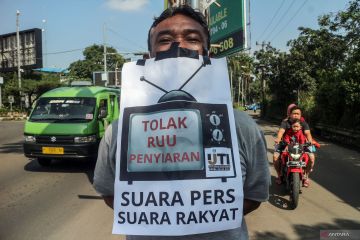 Aksi teatrikal menolak RUU Penyiaran