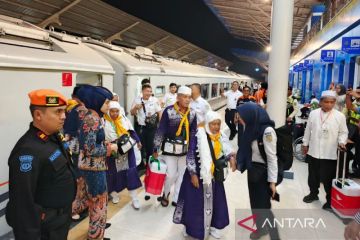 Kedatangan Rombongan Calon Haji di Stasiun Lubuk Pakam