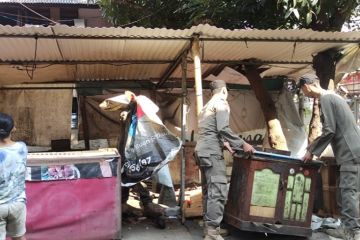 Satpol PP Jakbar tertibkan tenda liar di kawasan Taman Sari