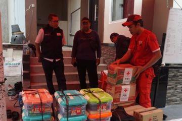 PMI distribusi bantuan logistik kepada korban kebakaran di Jakbar