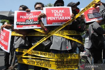 Jurnalis di Bandung dan Surabaya turun ke jalan tolak revisi UU Penyiaran