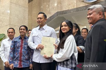 Menteri ATR/BPN serahkan dua sertifikat tanah kepada Nirina Zubir