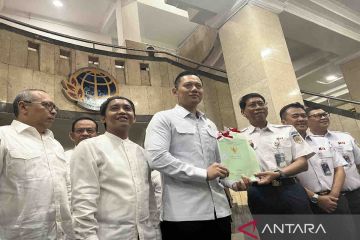 Menteri ATR serahkan sertifikat HPL lahan sengketa di Medan ke KAI