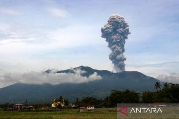 Gunung Marapi kembali erupsi dengan mengeluarkan abu vulkanik setinggi 2.000 meter