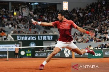 Djokovic selamat dari drama lima set, Medvedev kandas di French Open