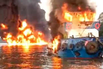 Dua kapal terbakar di Sungai Barito, 4 ABK selamat dan 10 hilang