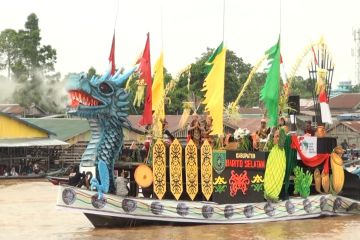 Puluhan perahu hias beradu di Festival Budaya Isen Mulang Kalteng