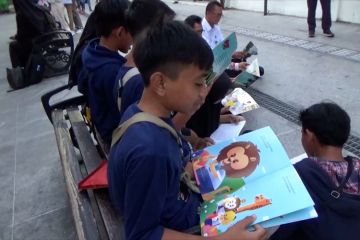 Bagi-bagikan buku warnai aksi Bulan Buku Nasional di Yogyakarta