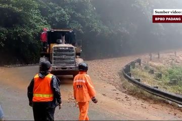 Jalan Nasional di Sitinjau Lauik putus tertutup material longsor