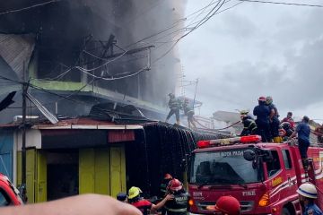 Kebakaran landa belasan ruko di Pasar Raya Padang
