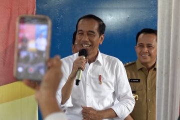 Kunjungi Bulog Linggau Sumsel, Jokowi singgung kelanjutan bantuan