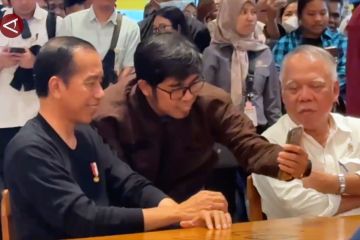 Kunker ke NTB, Presiden Jokowi sempatkan bersepeda dan sapa warga