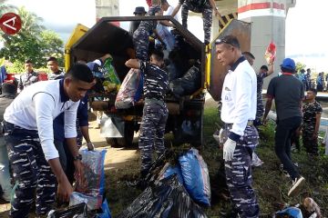 Lantamal IX bersihkan sampah di teluk Ambon