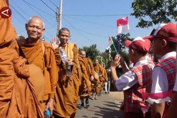 Puluhan Bhikkhu mancanegara awali ritual Thudong dari Kota Semarang