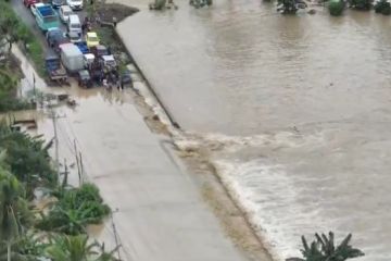 Akses sulit, bantuan korban banjir bandang Sulsel via jalur udara