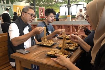 Zulhas cicipi mi pedas yang disambangi Jokowi