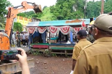 Pemkot Jayapura tertibkan 150 bangunan ilegal PKL di Pasar Youtefa