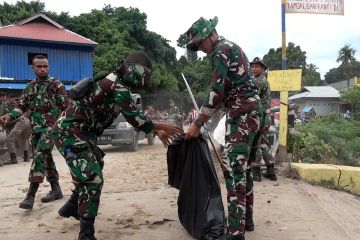 TNI-Polri lakukan aksi bersih-bersih sampah di pasar Youtefa, Jayapura