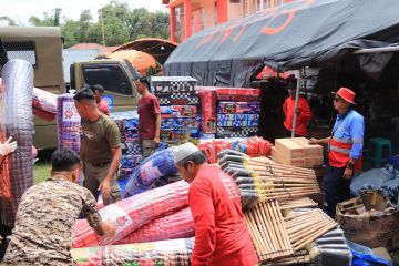 PT SEML Solok Selatan salurkan bantuan ke korban banjir di Agam