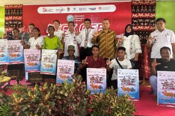 Dua puluh petani rumput laut NTT terima bantuan Kredit Merdeka