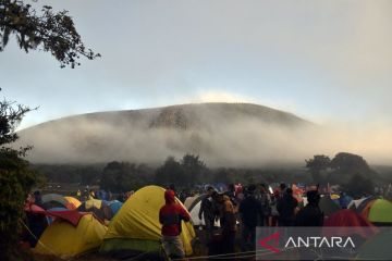 Aktivitas pendakian Gunung Dempo di Pagar Alam ditutup setelah erupsi