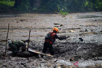 Tim SAR masih menyisir korban banjir di Tanah Datar