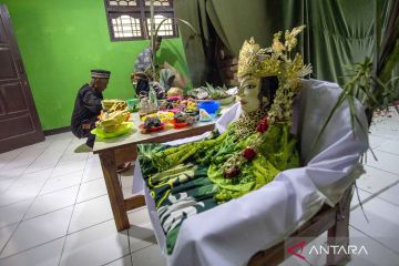 Warga Indramayu syukuran hasil panen melalui tradisi Unjungan Leluhur