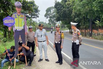 Polres Cianjur pasang delapan patung polisi di titik rawan