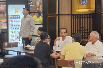 Presiden Jokowi makan malam di Kota Balikpapan ditemani para menteri