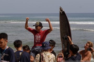 Final kejuaraan selancar internasional di Pesisir Barat Lampung