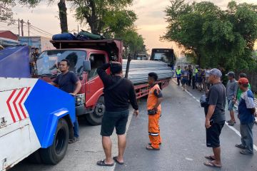 Ban pecah, truk muatan pipa besi tabrak separator busway di Klender 