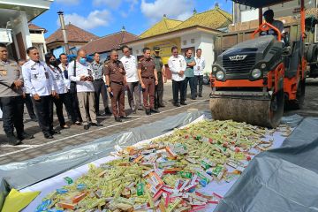 Kejari Denpasar musnahkan tiga truk obat-obatan ilegal asal China 