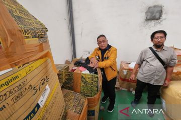 Kepala BP2MI cek tumpukan ribuan barang kiriman PMI di Semarang