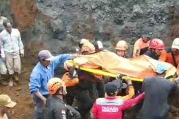 Basarnas Jember bantu pencarian tiga korban longsor di Desa Pronojiwo