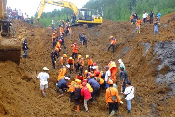 Tim SAR gabungan kembali temukan satu korban longsor di Lumajang
