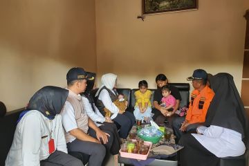 Pj Bupati Lumajang berikan santunan kepada keluarga korban longsor