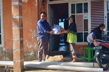 Serikat Pekerja Pos Indonesia serahkan bantuan bencana di Agam