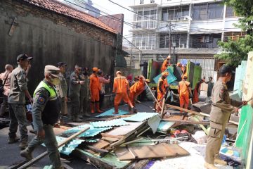 Pemkot Jakpus tertibkan puluhan bangunan liar di Petojo