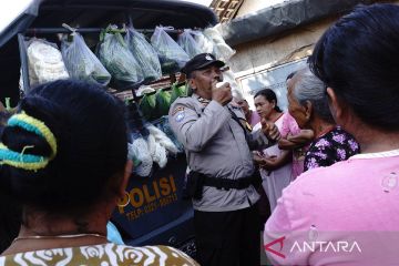 Polisi berpatroli keliling kampung sambil membagikan sayuran gratis kepada warga