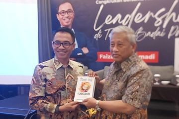 Direktur Utama Pos Indonesia bedah isi buku "Thriving on Turbulence"