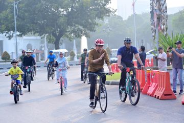 Presiden Jokowi dan Ibu Iriana ajak Jan Ethes bersepeda Minggu pagi