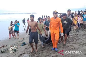 Tim SAR gabungan evakuasi jasad pemuda tenggelam di Pantai Cipatuguran
