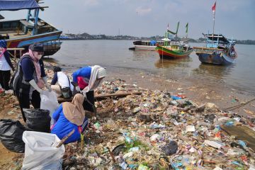 PGN gelar aksi bersih sampah di Pantai Teluk Labuan Banten