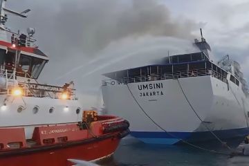 Sejumlah kapal tunda bantu pemadaman KM Umsini di Makassar