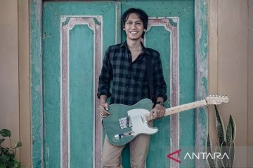 Eross Candra SO7 lelang gitar pribadinya untuk sumbang Palestina