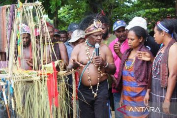 Merawat hutan sebagai sumber kehidupan Suku Moi Papua